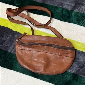 Elegant Tan Leather Crossbody Bag